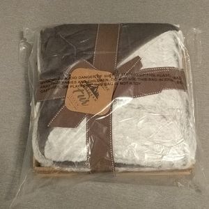 NWT Berkshire Blanket Northern Fur Throw Blanket